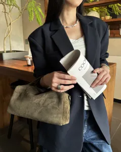 Sac Boston vintage en daim pour femme, sac à main en cuir souple de vache, bandoulière élégante.