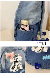 Détail de sac à dos en denim avec patch caniche mignon, poche latérale et broderie.