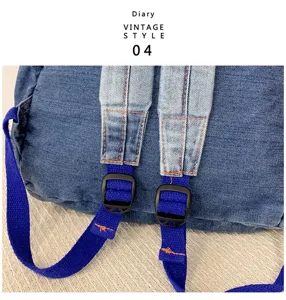 Vue détaillée des bretelles de sac à dos en jean avec boucles réglables et belles coutures.