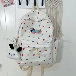 Niedlicher weißer Segeltuch Rucksack mit bunten Punkten und süßem Cartoon Welpen Anhänger.