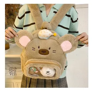Dettaglio zaino criceto di peluche, grazioso zainetto soffice con tasca trasparente kawaii.