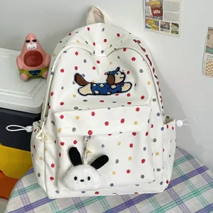 Süßer koreanischer Pünktchen-Rucksack mit Cartoon-Hund-Aufnäher und Kaninchen-Plüsch-Anhänger.