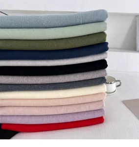 Detalle de bufanda de invierno de imitación cachemira cálida, chal suave en varios colores.