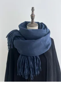 Vista detallada de la bufanda de invierno de imitación cachemira azul oscura gruesa con flecos.
