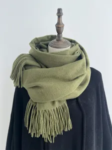 Detalle bufanda con flecos de imitación cachemira verde oliva, cuello de invierno cálido.
