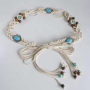 Λεπτομέρεια ζώνης boho με τουρκουάζ χάντρες ρητίνης και ξύλινα στοιχεία για καλοκαιρινά φορέματα.