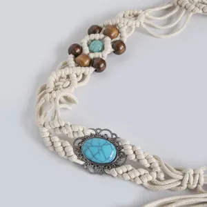 Λεπτομέρεια πλεχτής boho ζώνης από μακραμέ με ξύλινες χάντρες και πέτρα ρητίνης.