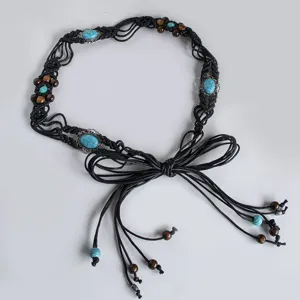 Λεπτομέρεια πλεγμένης αλυσίδας μέσης σε boho στιλ, μαύρο σχοινί με τυρκάζ πέτρες και χάντρες.