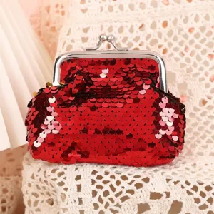 Detalle de monedero de lentejuelas rojas, bolso pequeño brillante y lindo para niños.