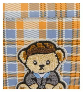 Λεπτομερές κοντινό πλάνο ρετρό καρό σακιδίου πλάτης με χαριτωμένο κεντημένο αρκουδάκι.