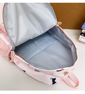Vista dettagliata interna del grazioso zaino rosa con stampa di gatti in stile cartone animato.