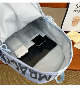 Vue détaillée de l'intérieur du sac à dos, montrant une grande capacité et des compartiments.