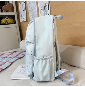 Zaino casual da studente con motivo a stelle azzurre chiare, design spazioso per la scuola.