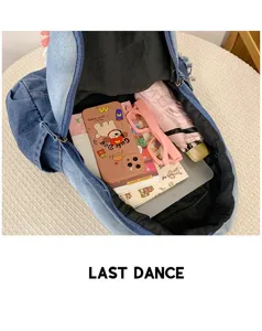 Vue détaillée de l'intérieur du sac à dos en jean spacieux avec de superbes rangements.