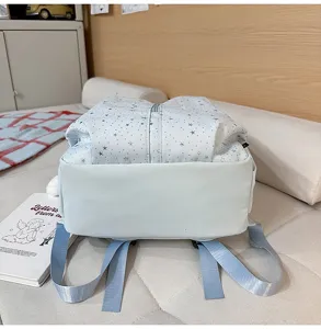 Zaino casual con stampa di stelle vista dettagliata, zainetto azzurro giornaliero.