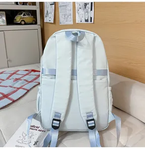 Zaino casual da studente azzurro chiaro con scomparto spazioso, spallacci resistenti e design elegante.