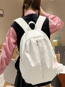 Elegante zaino bianco con stampa di stelle e simpatico ciondolo in peluche per l'uso quotidiano.
