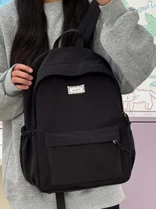 Detailansicht des schwarzen einfarbigen Freizeitrucksacks mit grossem Fassungsvermoegen.