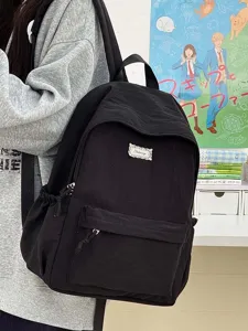 Detailansicht des lässigen schwarzen Rucksacks mit geräumigen Fächern für den Schulalltag.