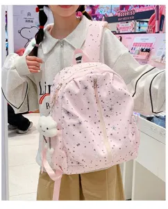 Zaino scolastico rosa con stampa di stelle e ciondolo a nuvola per uso quotidiano.