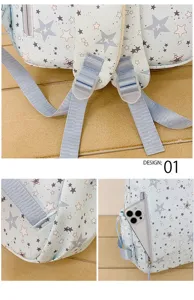 Primo piano sui dettagli dello zaino blu chiaro con stelle, fibbie e tasca laterale.