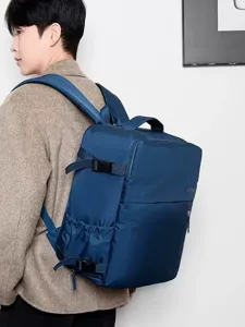 Zaino da viaggio impermeabile monocolore minimalista con grande capacita per donne.
