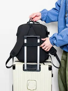 Zaino da viaggio nero minimalista con cinghia per valigia, grande zaino impermeabile da donna.
