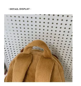 Vista dettagliata del simpatico zaino in peluche marrone con morbidi spallacci soffici.