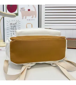 Zaino semplice stile coreano bicolore, dettaglio che mostra la base e le bretelle.