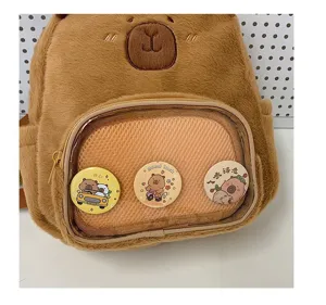 Zaino carino in morbido peluche a forma di capibara ita bag con tasca in rete e spille.