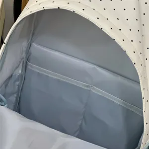 Détail de l'intérieur du sac à dos à pois décontracté avec compartiments spacieux.
