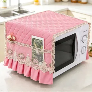 Housse anti-poussière matelassée pour micro-ondes rose avec bordure en dentelle et poches.