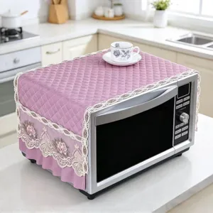 Housse anti-poussière pour micro-ondes violette matelassée avec élégante bordure en dentelle.