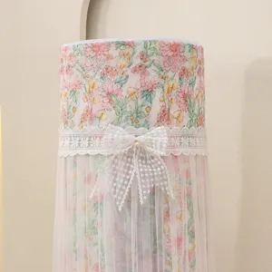 Housse anti-poussière verticale florale pour climatiseur cylindrique avec nœud en dentelle.