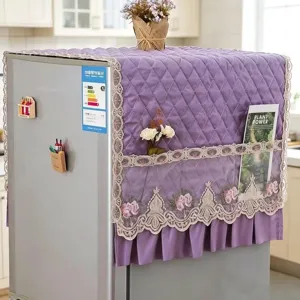 Housse anti-poussière matelassée pour réfrigérateur avec élégante dentelle et poches.