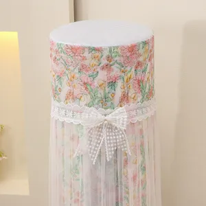 Housse de climatiseur verticale cylindrique à motif floral rose et bordure en dentelle.