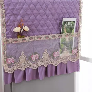 Housse anti-poussière pour réfrigérateur violette matelassée avec bordure en dentelle élégante.