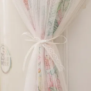 Vue détaillée de la housse de protection anti-poussière pour climatiseur en dentelle.