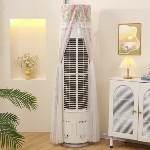 Gros plan sur une housse anti-poussière florale pour climatiseur vertical avec jolie dentelle.