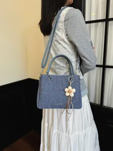 Bolso de mano casual estilo coreano con textura denim y dije de flor, bandolera.