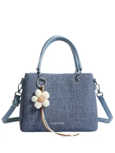 Elegante bolso de mano de mezclilla azul para mujer, bolso cruzado versátil con dije.