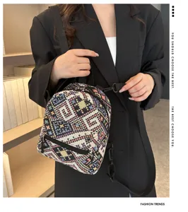 Detailaufnahme eines stilvollen Mini-Rucksacks mit ethnischem Muster und Webstruktur.