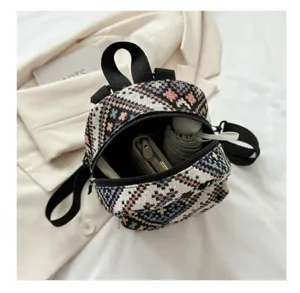 Detailaufnahme, die das Innenvolumen und das ethnische Webmuster des Mini-Rucksacks zeigt.