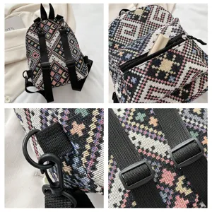 Detailansicht des ethnischen gewebten Mini-Rucksacks mit bunten Mustern, Gurten und Reißverschlüssen.
