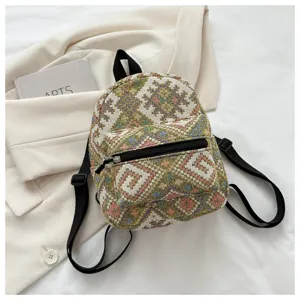Detailansicht eines koreanischen ethnischen Mini-Gobelin-Rucksacks mit geometrischen Mustern.