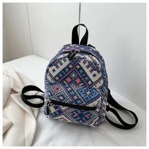 Nahaufnahme des ethnisch gewebten Mini-Rucksacks mit geometrischem Muster und Reißverschluss.