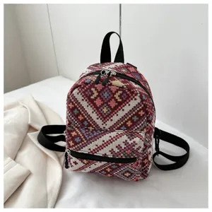 Ethischer geometrisch gewebter Mini-Rucksack Detailansicht, lässiger Vintage Tagesrucksack.