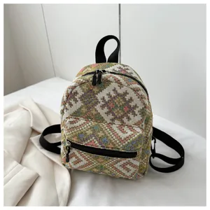Nahaufnahme eines kleinen ethnischen Rucksacks mit bunten geometrischen Mustern und Gurten.
