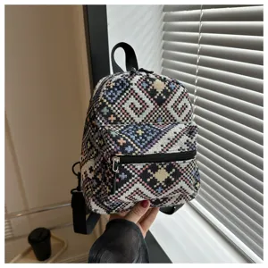 Detailansicht des mini gewebten Ethno-Rucksacks mit geometrischem Muster und Vordertasche.