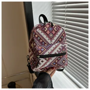 Nahaufnahme Detail der ethnischen geometrischen gewebten Mini-Rucksack Textur und Vordertasche.